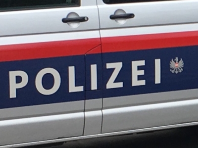 polizei-schriftzug-symbolbild-c-stangl